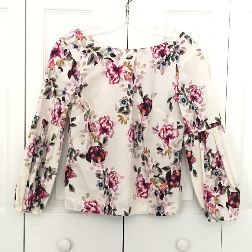 Beautiful WHBM floral top balloon sleeve